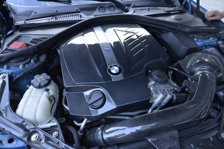 M2 Kolfiber Motorkpa till BMW F87 (Inte Competition)